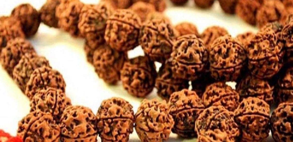 सीमा नाकाबाट चार लाखको रुद्राक्ष माला बरामद 